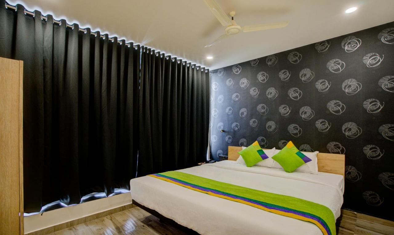 Treebo Grand Lotus - 3 Km From Textile Market Surat Esterno foto